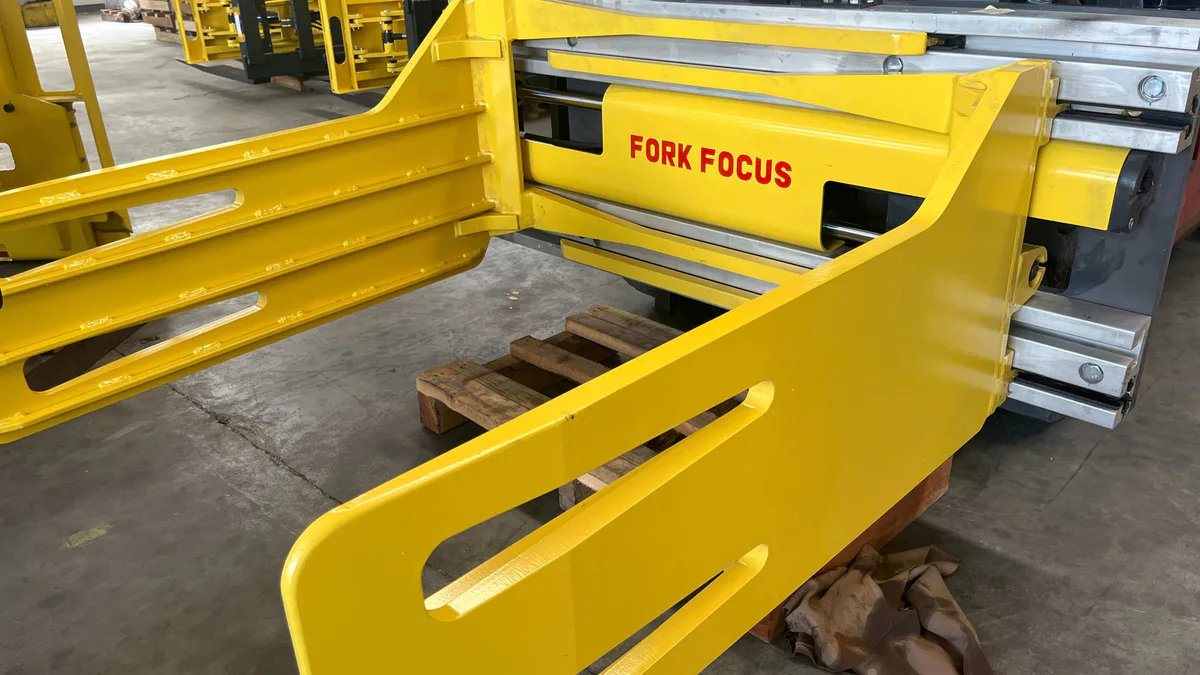 Reinforced clamp-arm structure on a ForkFocus bale clamp
