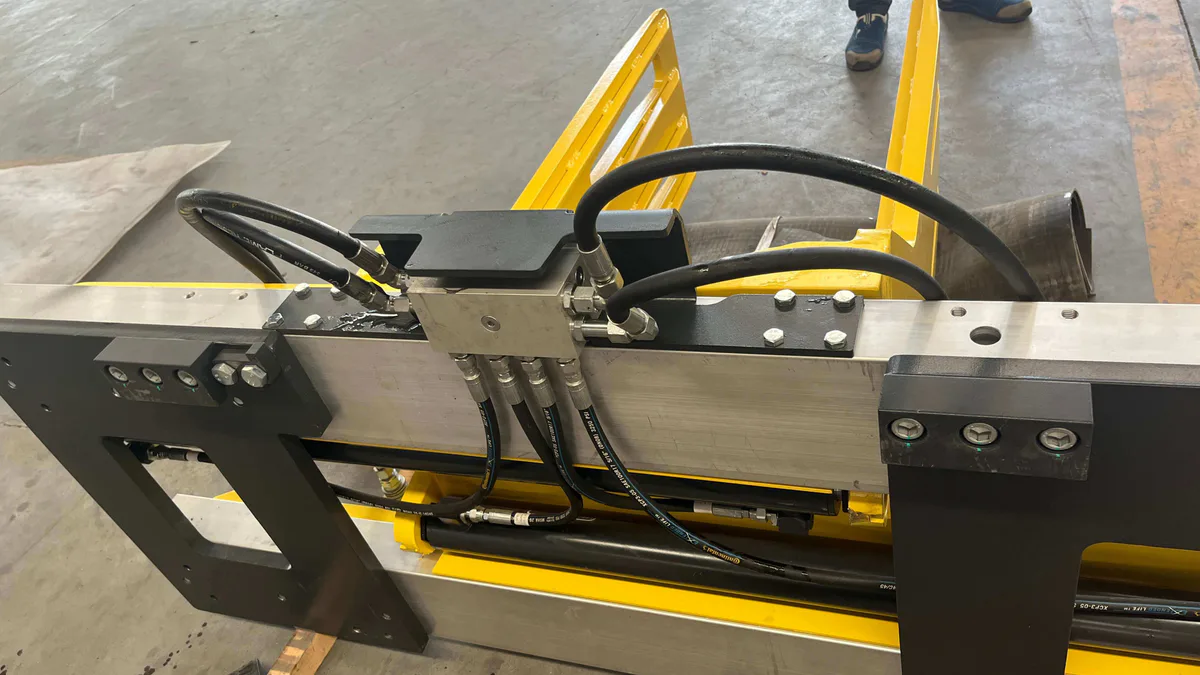Hydraulic hoses and valve system on a ForkFocus bale clamp