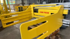 ForkFocus bale clamp with wide arms for handling soft and wrapped loads