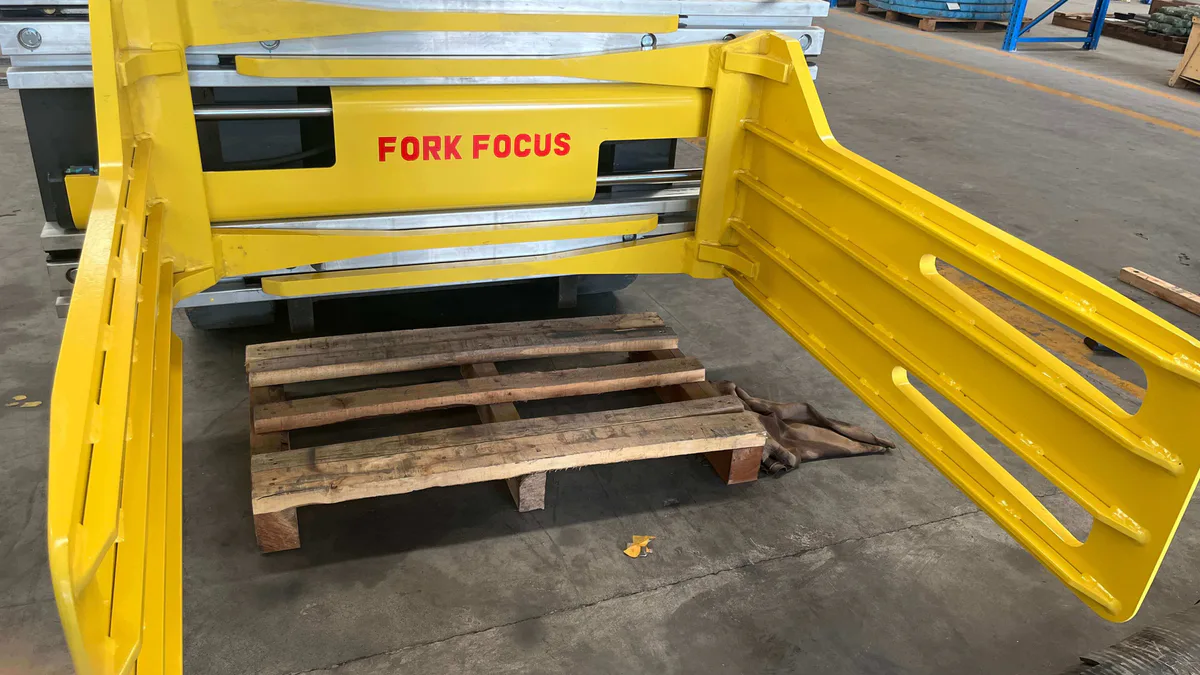 ForkFocus bale clamp fully open to match different bale dimensions