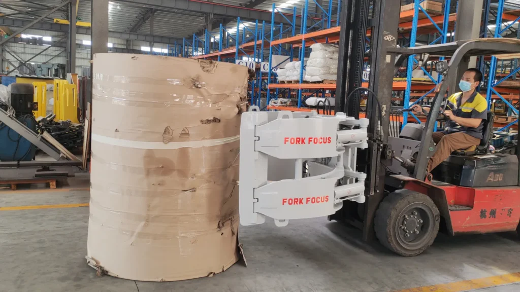 ForkFocus 360-degree paper roll clamp handling wrapped paper roll