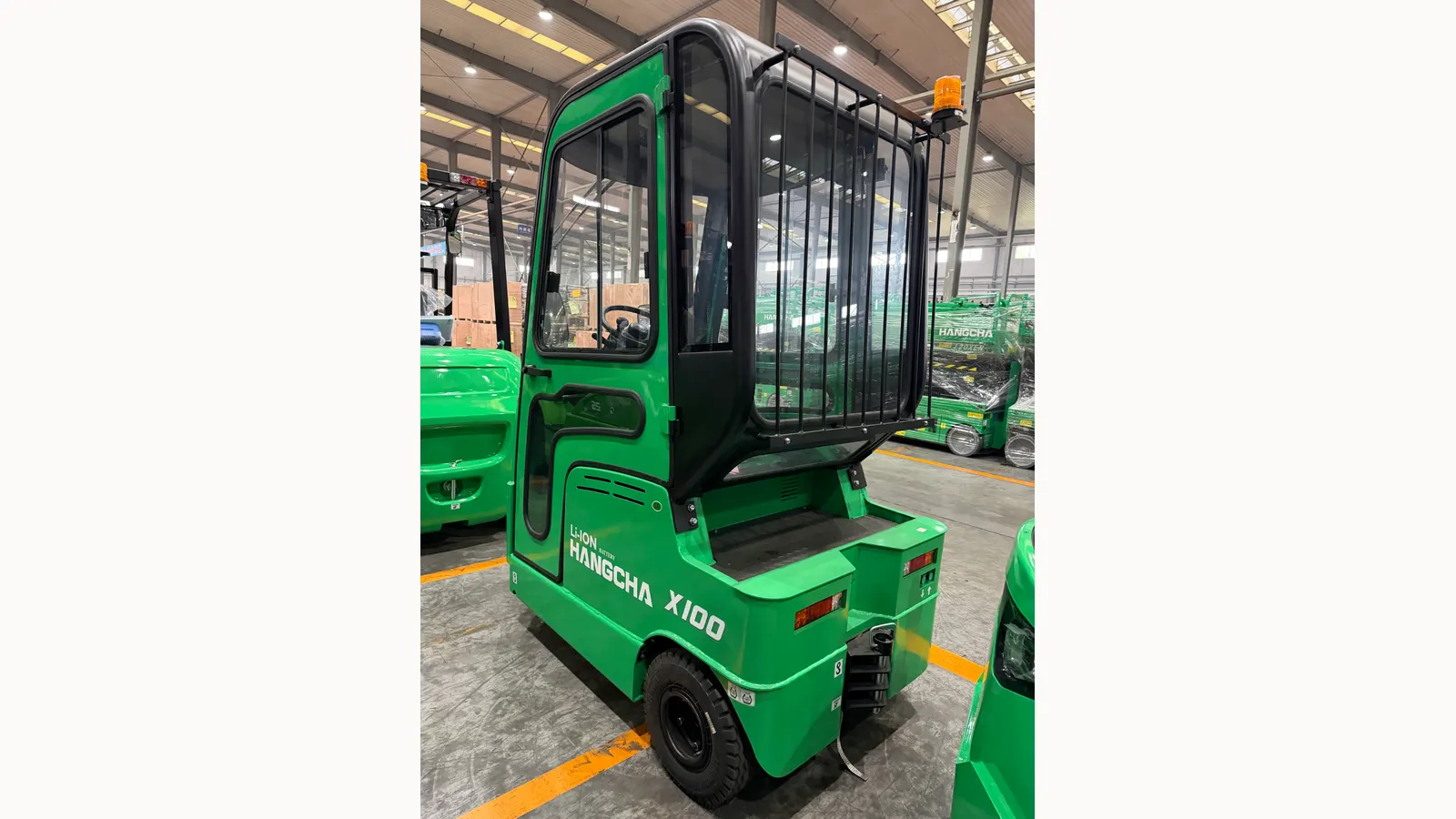 Hangcha electric tow tractor with enclosed cabin