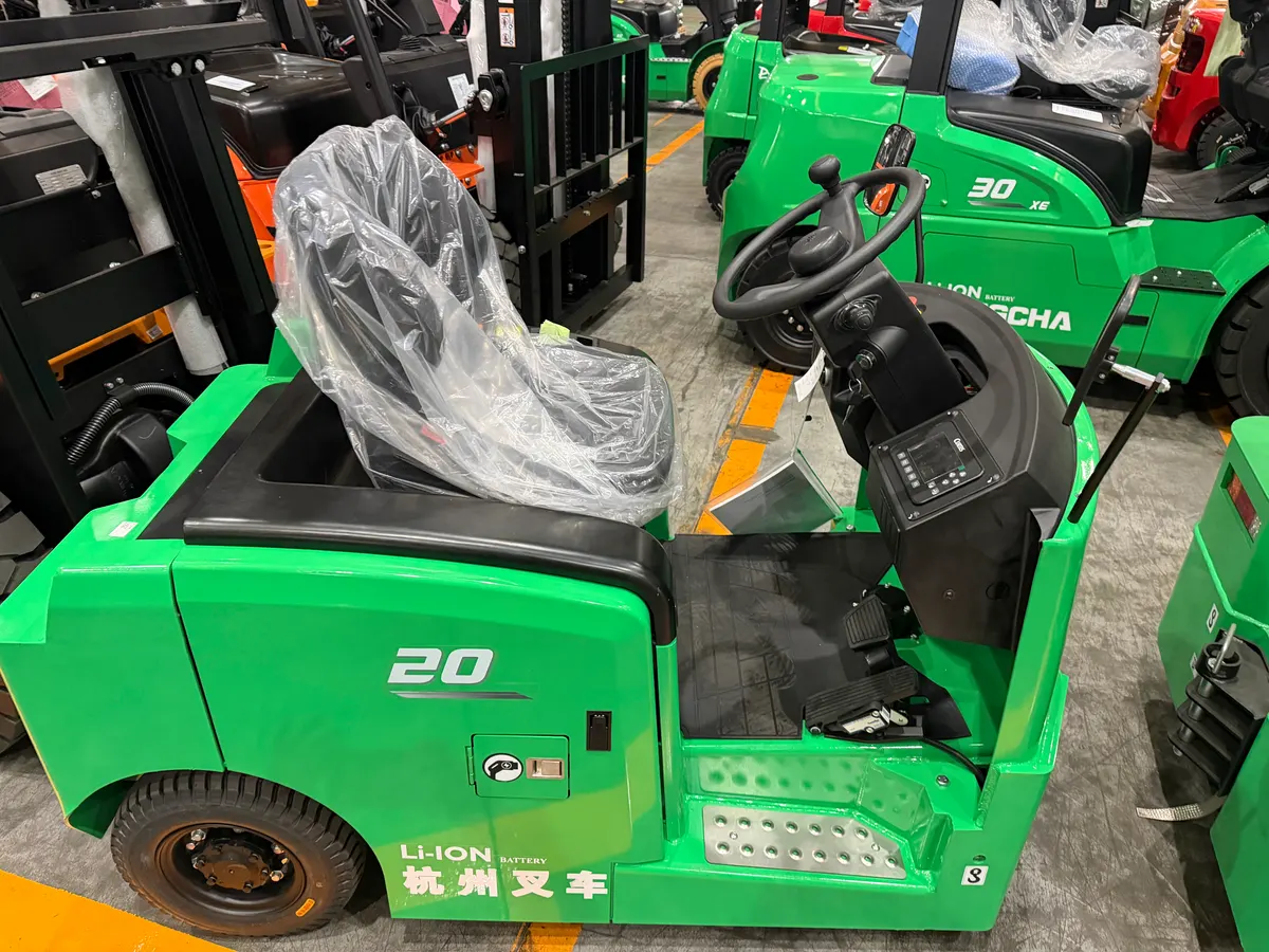 Electric tow tractor operator controls and working area