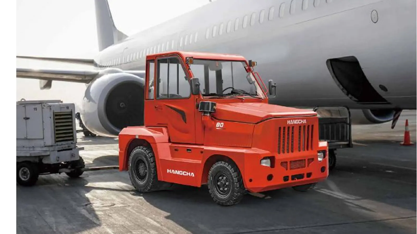 Hangcha X Series IC tow tractor at an airport