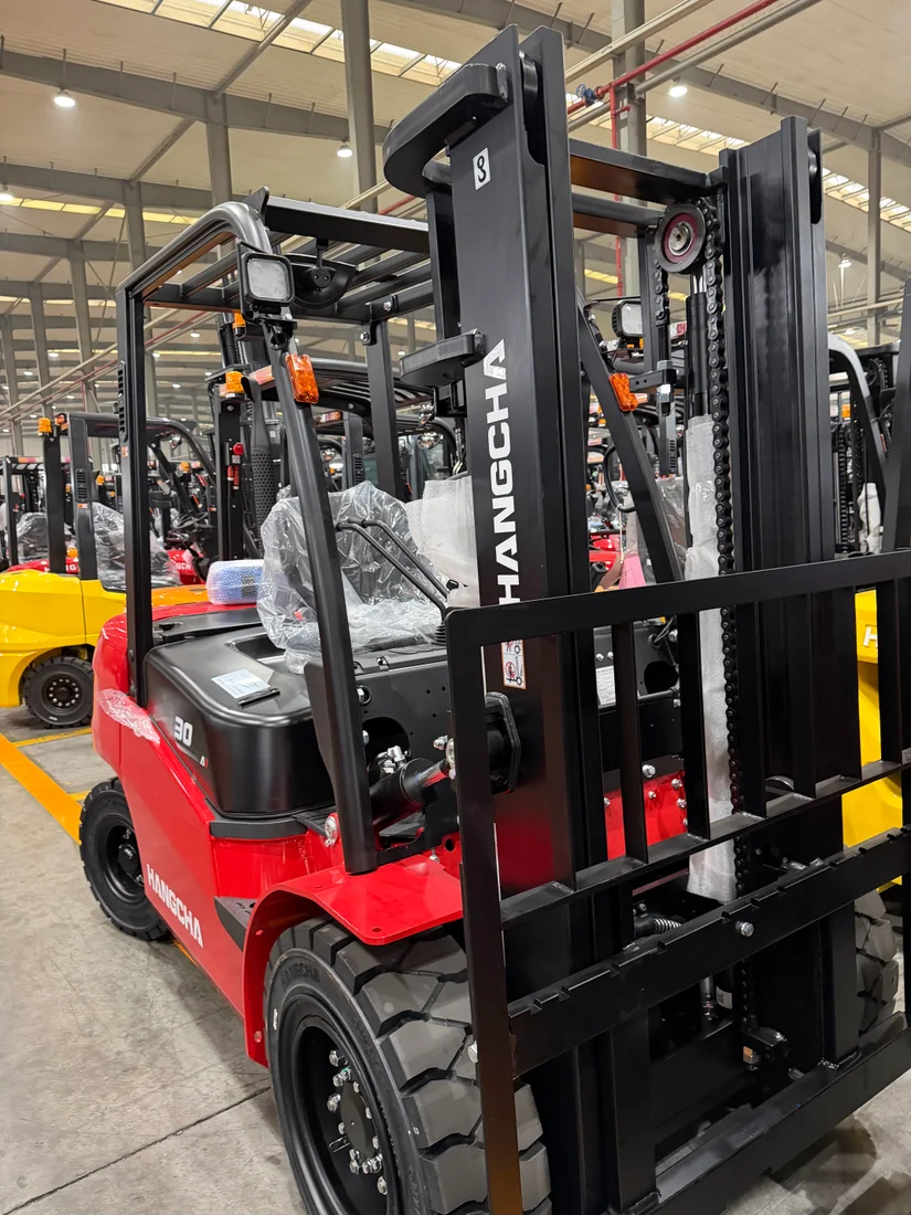 Front three-quarter view of a counterbalance forklift mast, front axle and forks