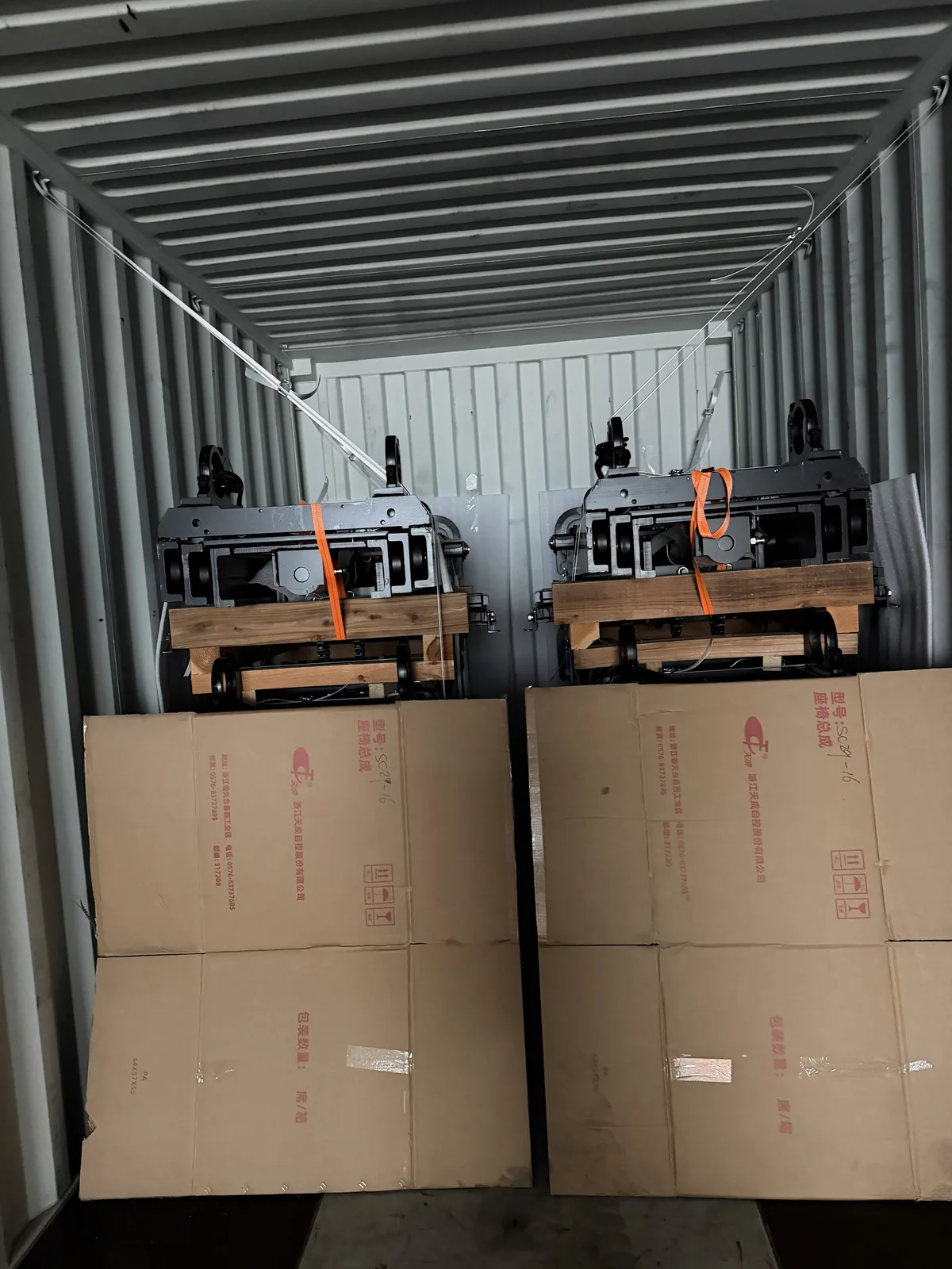 X Series 3–4 High Empty Container Handler operator, mast or service detail