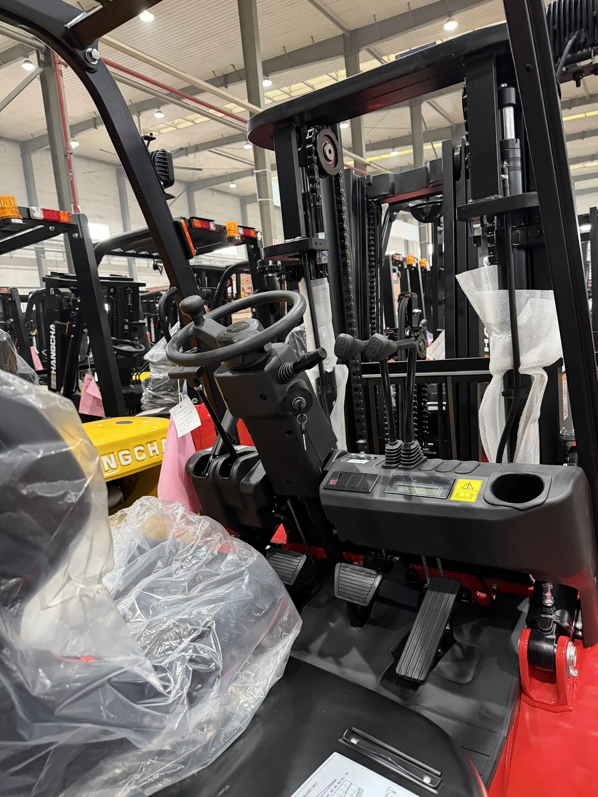 5.0–10 t XA Series IC Forklifts operator, mast or service detail