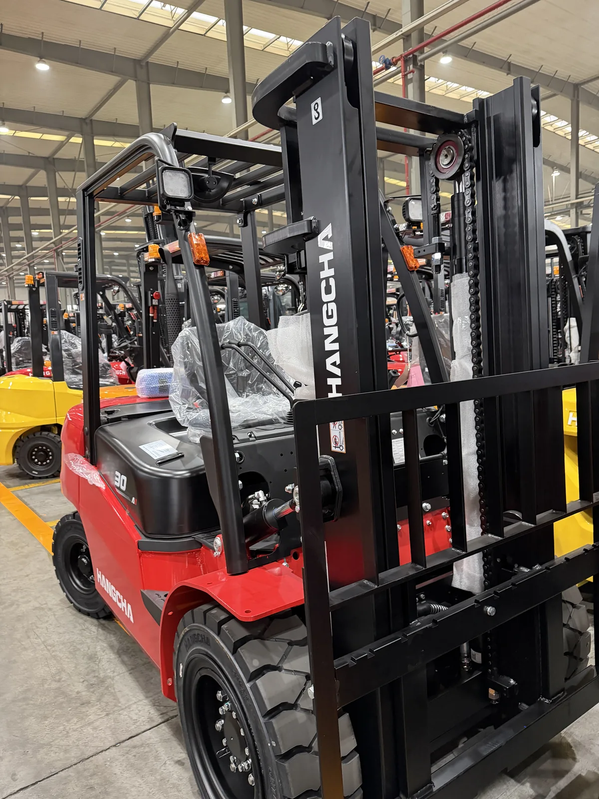 5.0–10 t XA Series IC Forklifts side and working-condition view