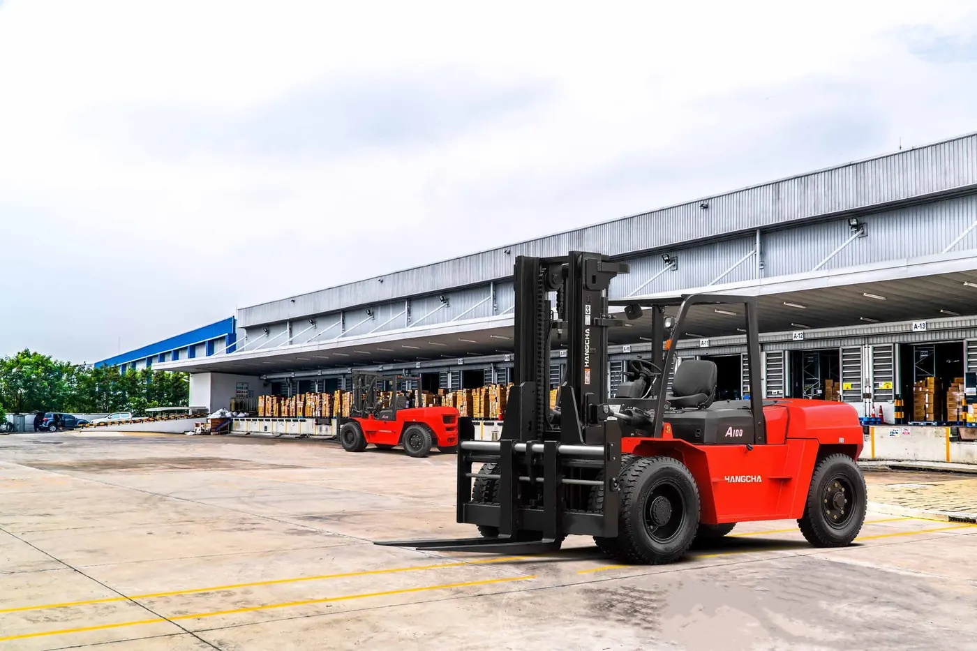 A Series 8.0–10.0 t IC forklifts working and configuration view
