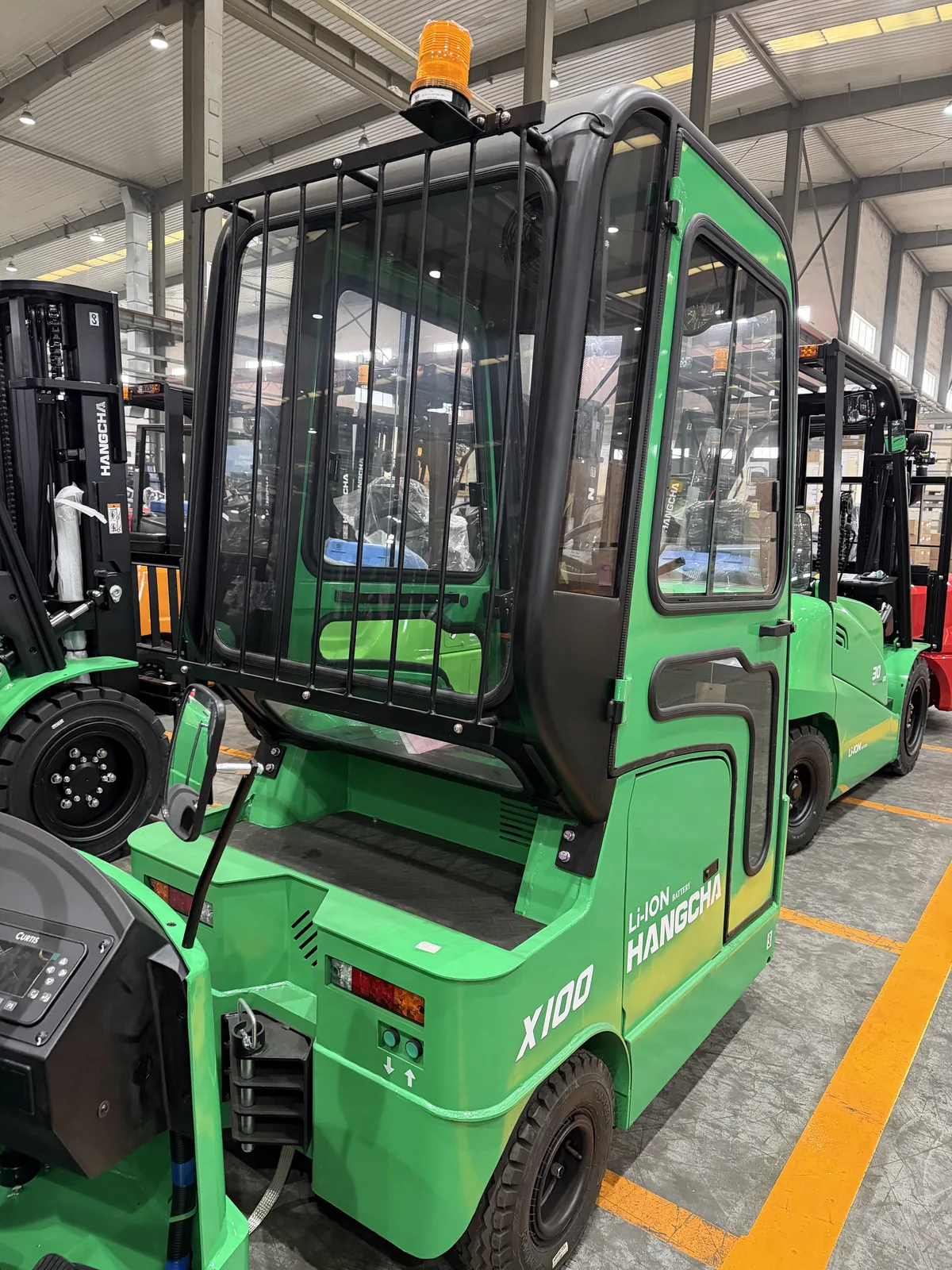 Hangcha lithium electric tow tractor with enclosed cabin