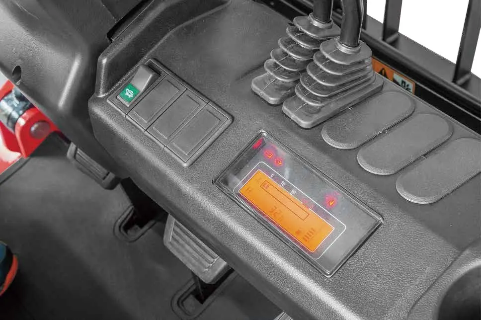 X Series 1.5–3.8 t IC forklifts operator, mast, engine or application detail