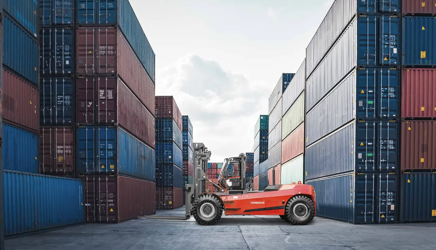 X Series 6.0–48.0 t heavy-duty forklifts working and configuration view