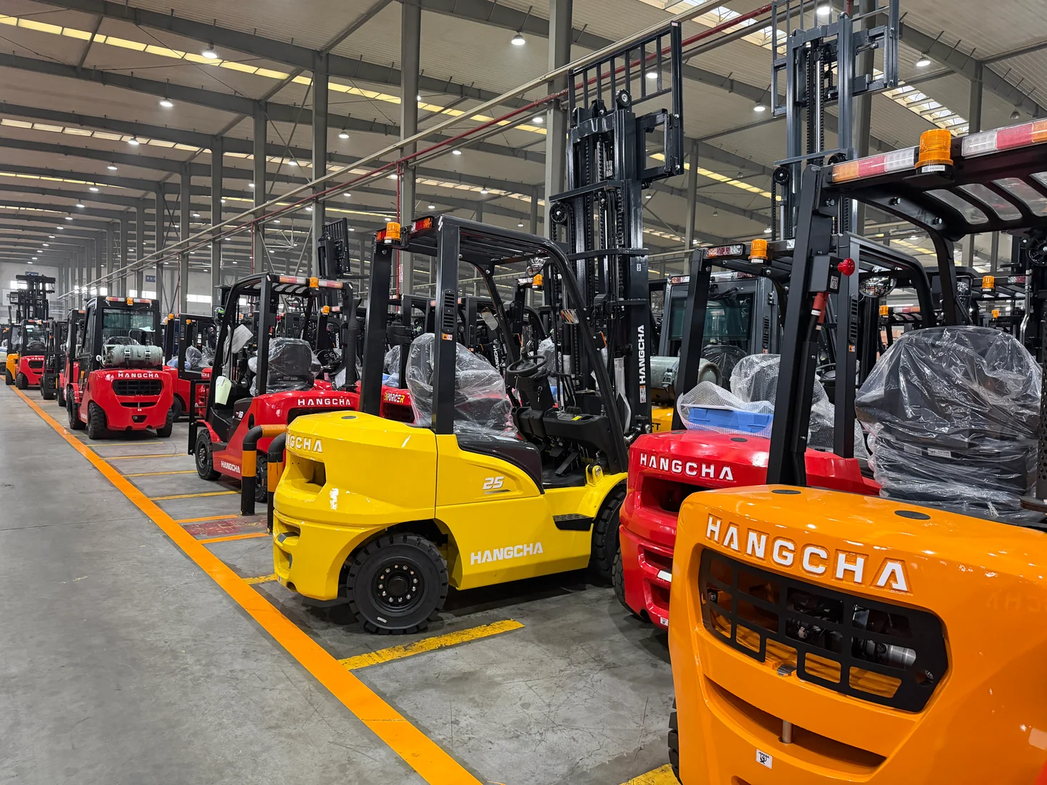 Real forklifts awaiting configuration and order verification in the ForkFocus source library