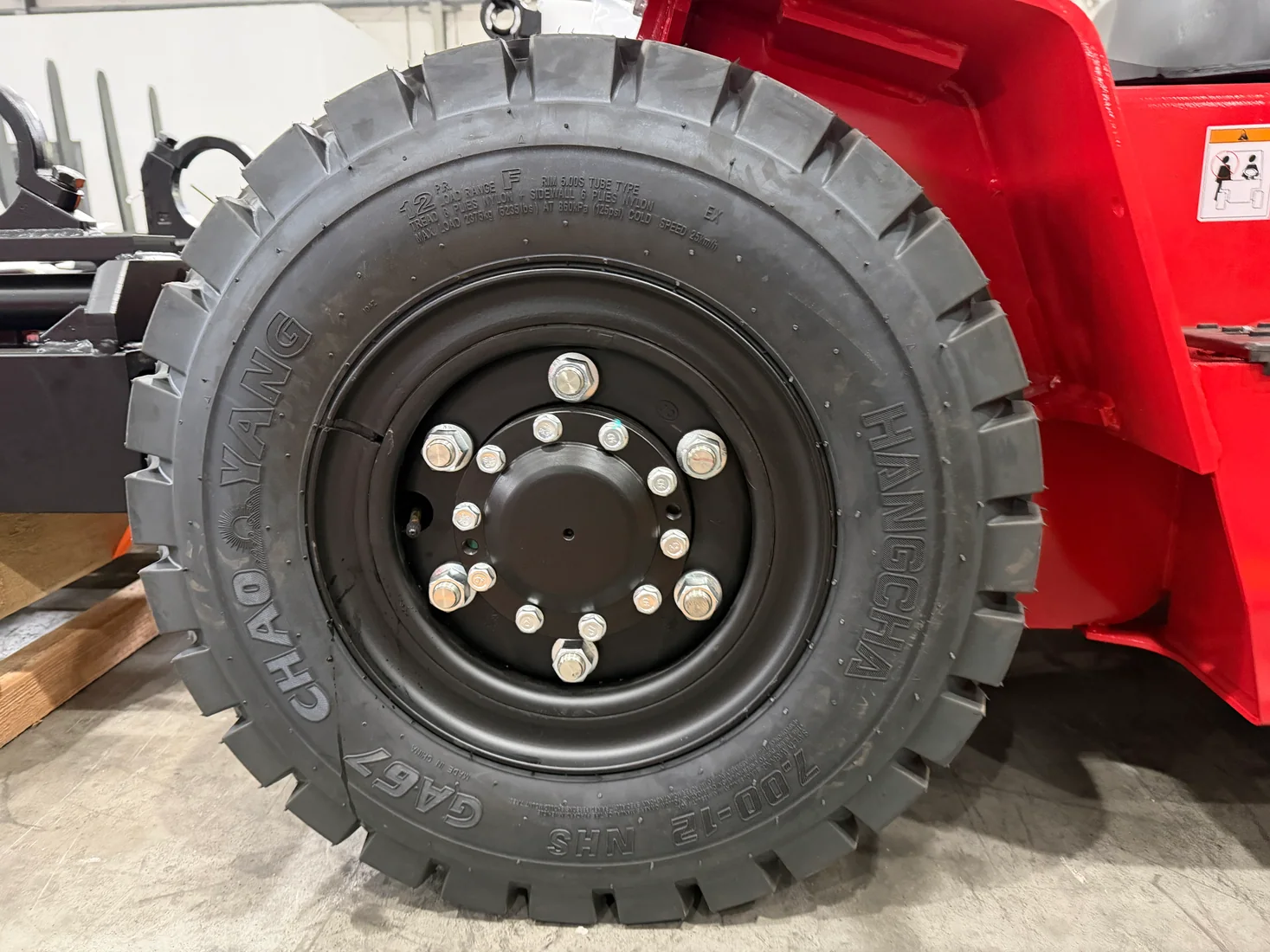 Close view of a pneumatic tyre installed on a Hangcha forklift