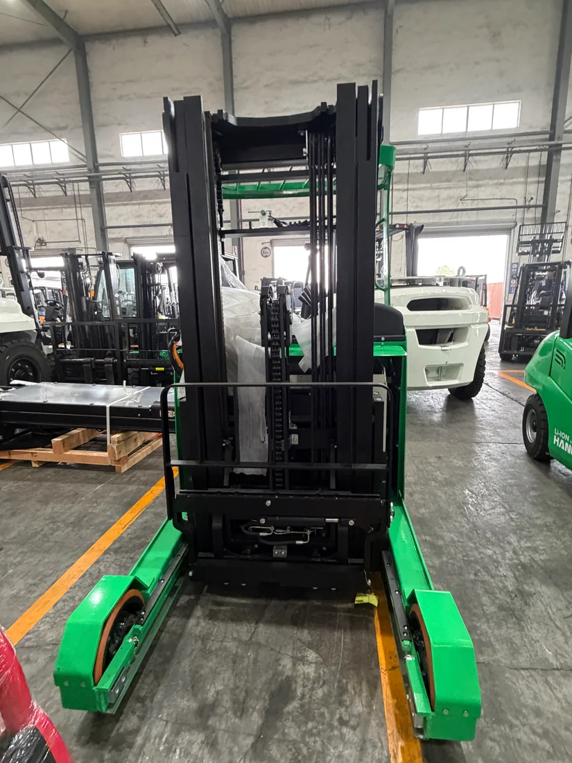 Front view of a reach truck mast, carriage and support-leg geometry