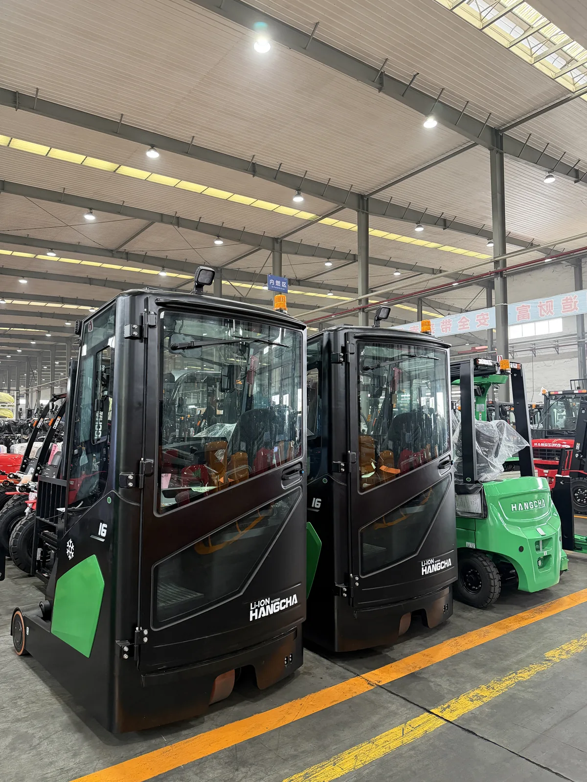 Hangcha reach truck with cabin prepared for cold-storage work