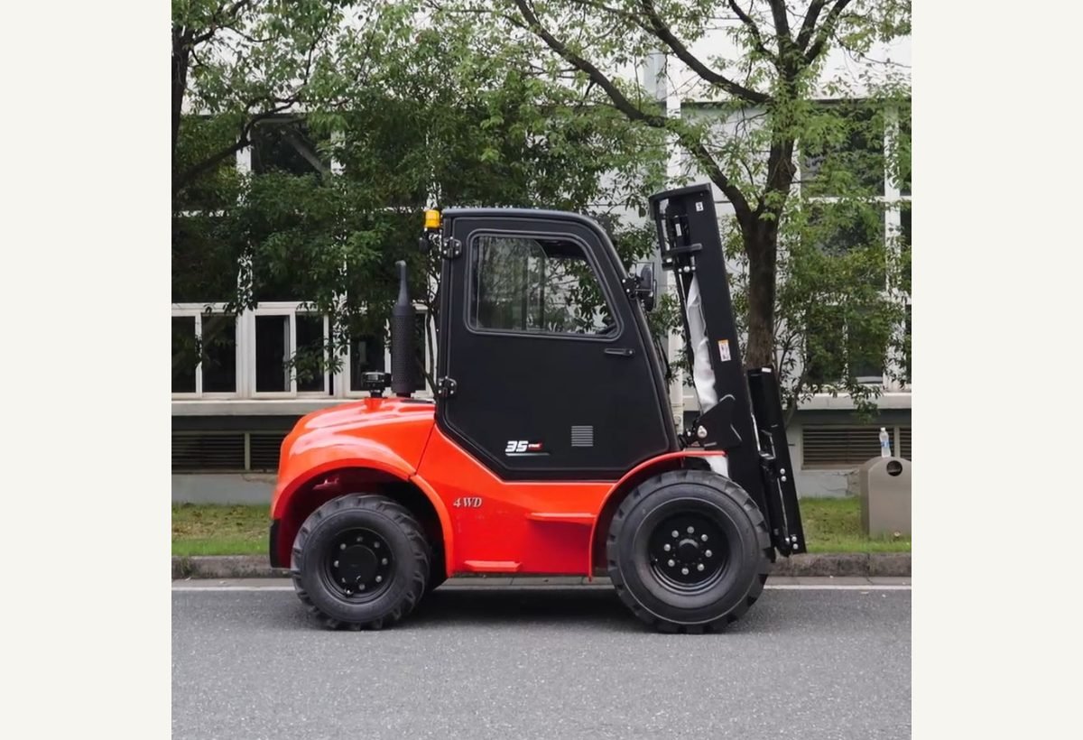 Hangcha 3.5 tonne rough-terrain forklift side view