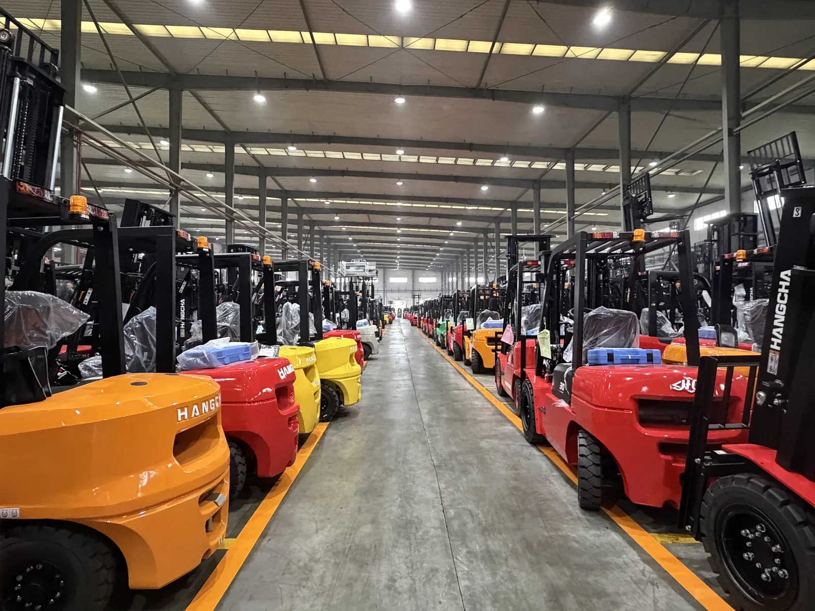 Large mixed forklift fleet lined in a Hangcha factory hall