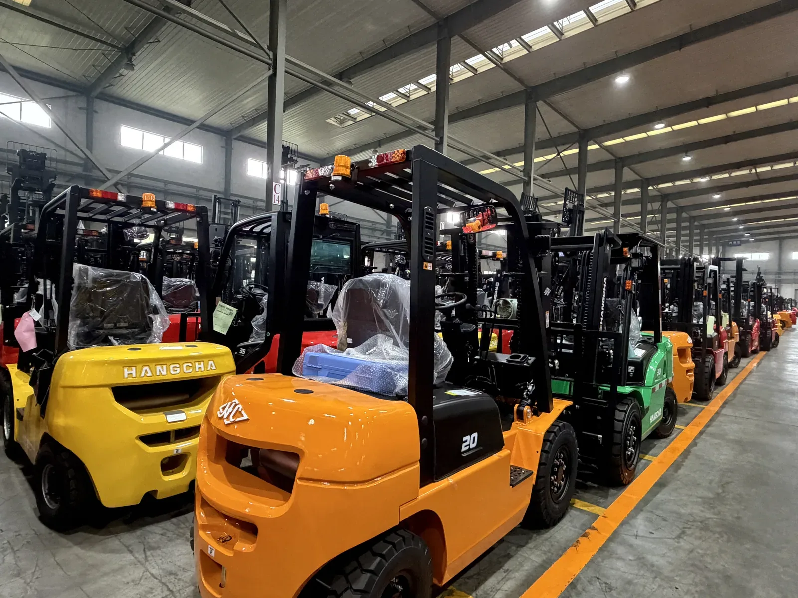 Large Hangcha forklift fleet showing multiple equipment configurations