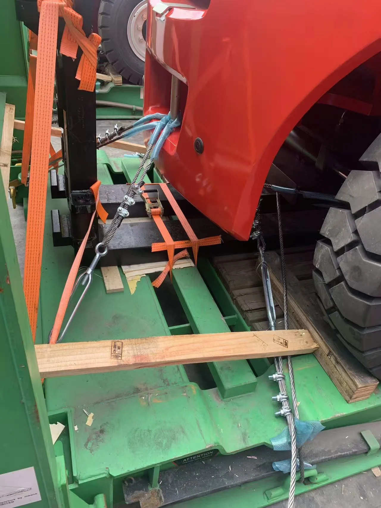 Forks and transport securing details on a flat-rack deck