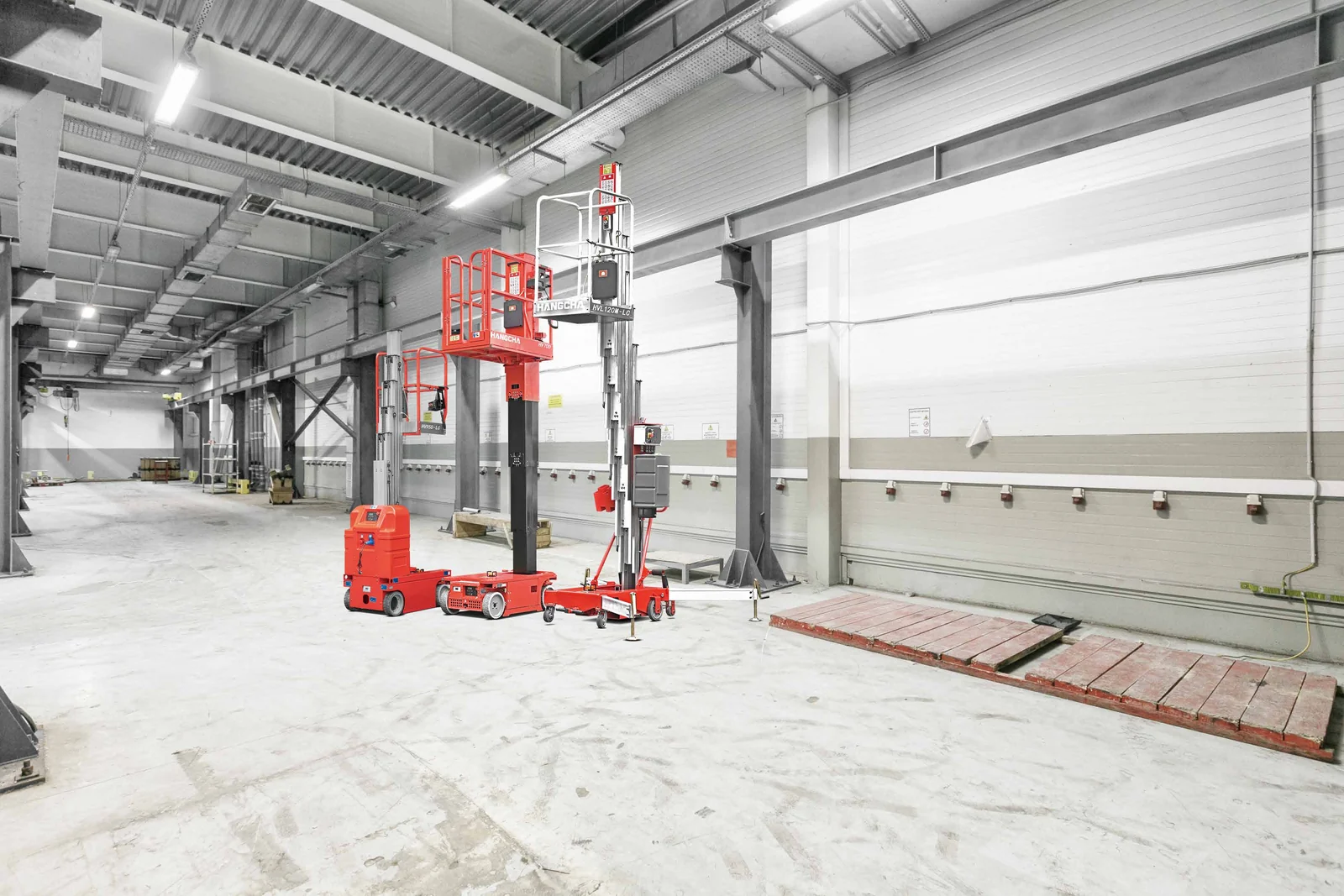 Hangcha push-around and self-propelled vertical mast lifts in an industrial building