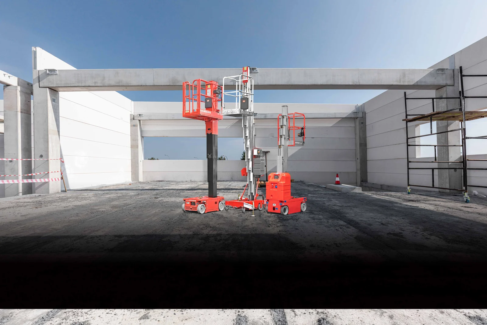 Hangcha HV vertical mast lift family positioned outdoors