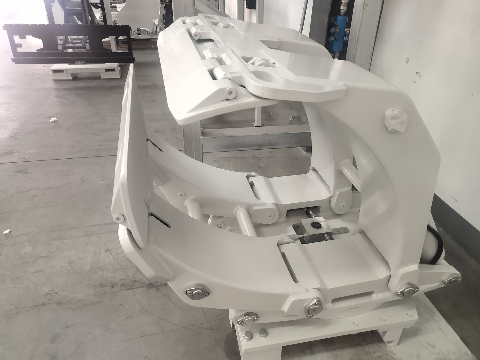 paper-roll clamp contact surfaces and arm geometry