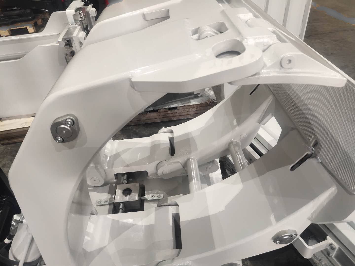 paper-roll clamp contact surfaces and arm geometry