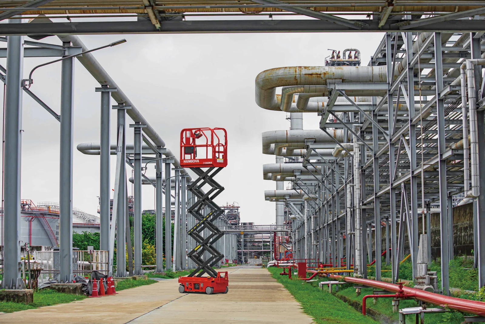 Hangcha 60XEND and 76XEND compact electric scissor lifts