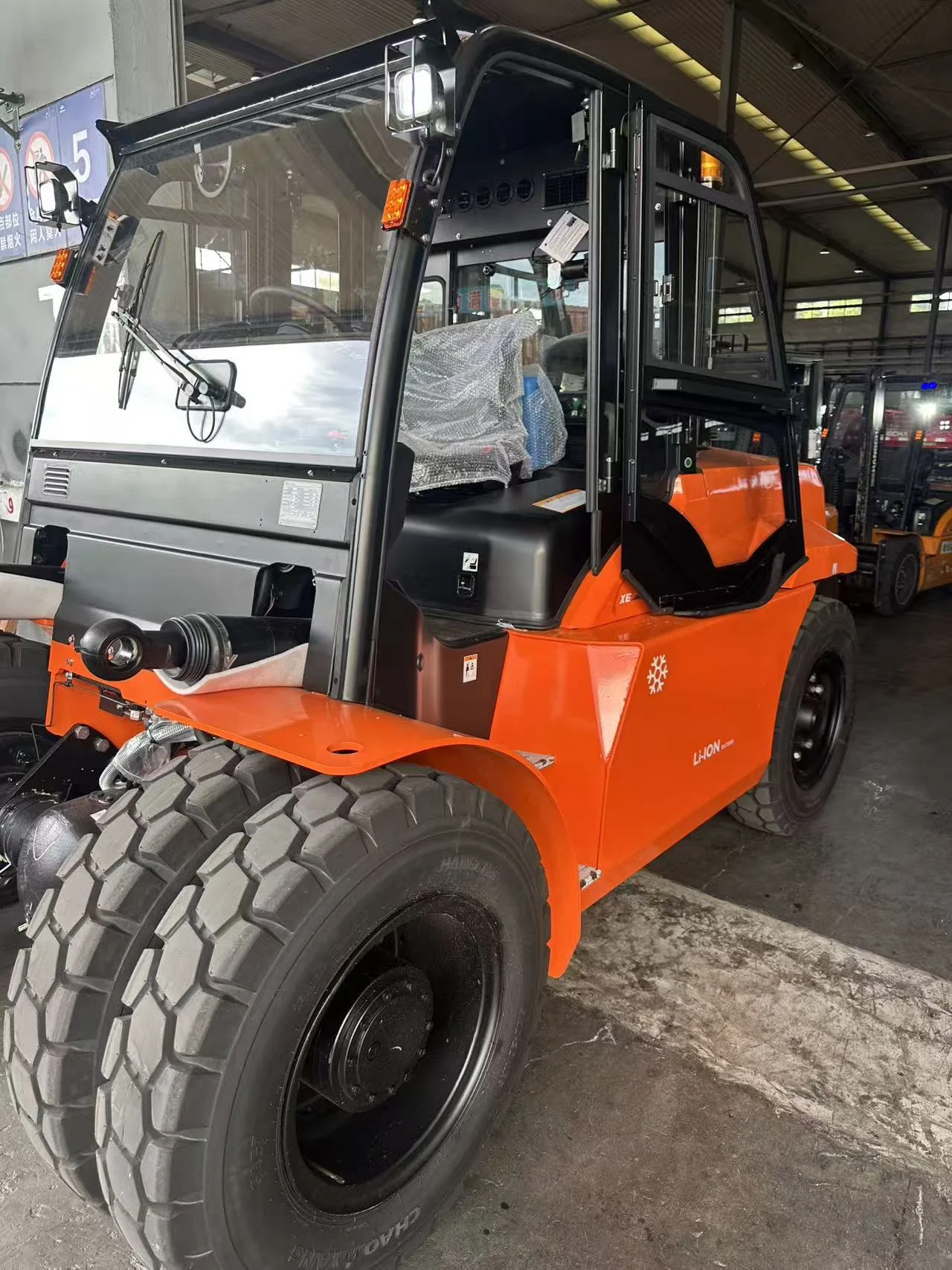 XE electric forklift prepared with the mast removed